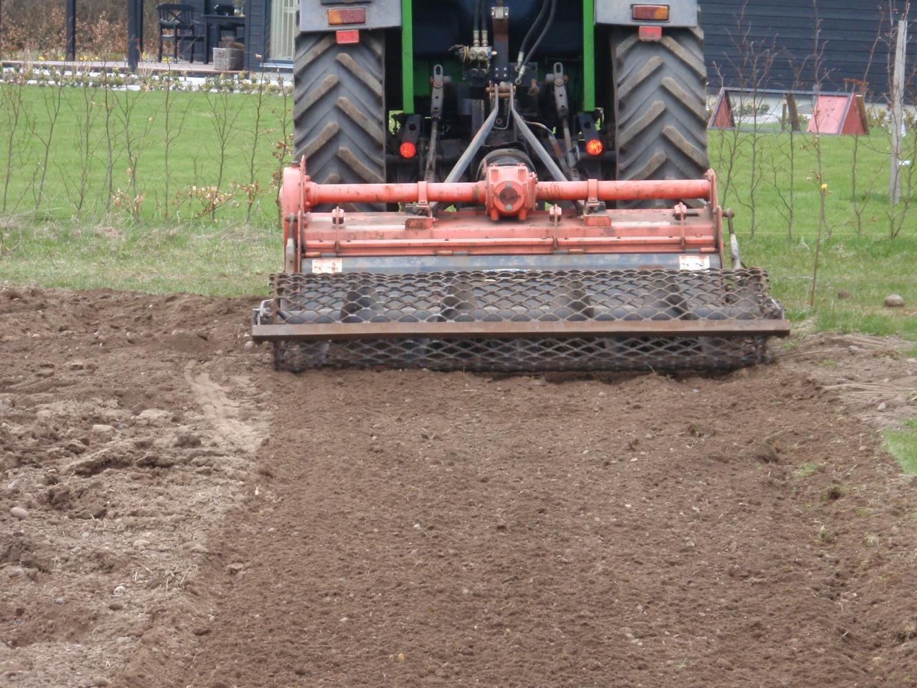 Traktor med vogn og redskaber